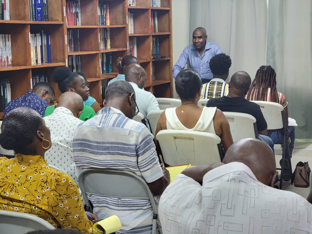 Atelier avec participants dans la salle de lecture