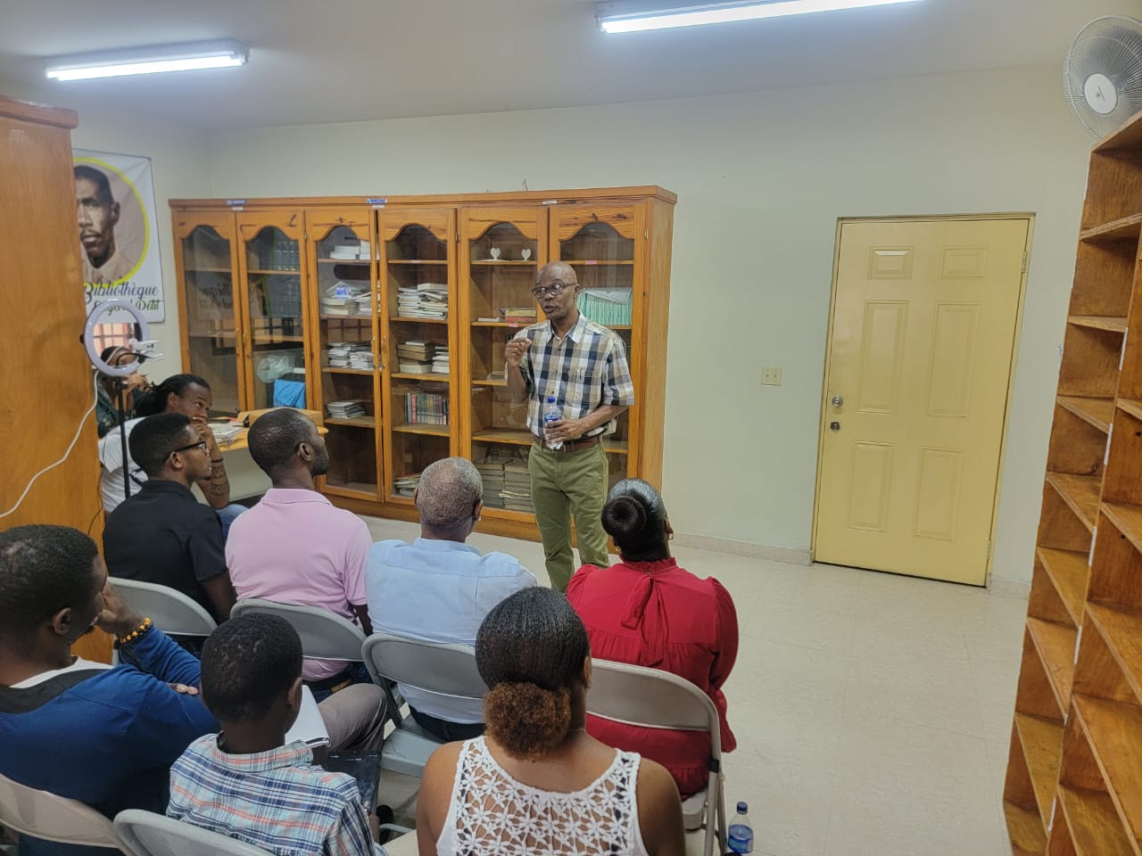 Conférence animée devant un public à la Bibliothèque Edgard Petit