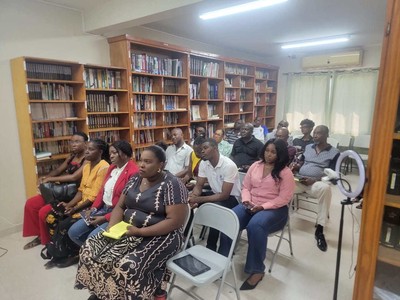 Public assistant à une conférence dans la bibliothèque