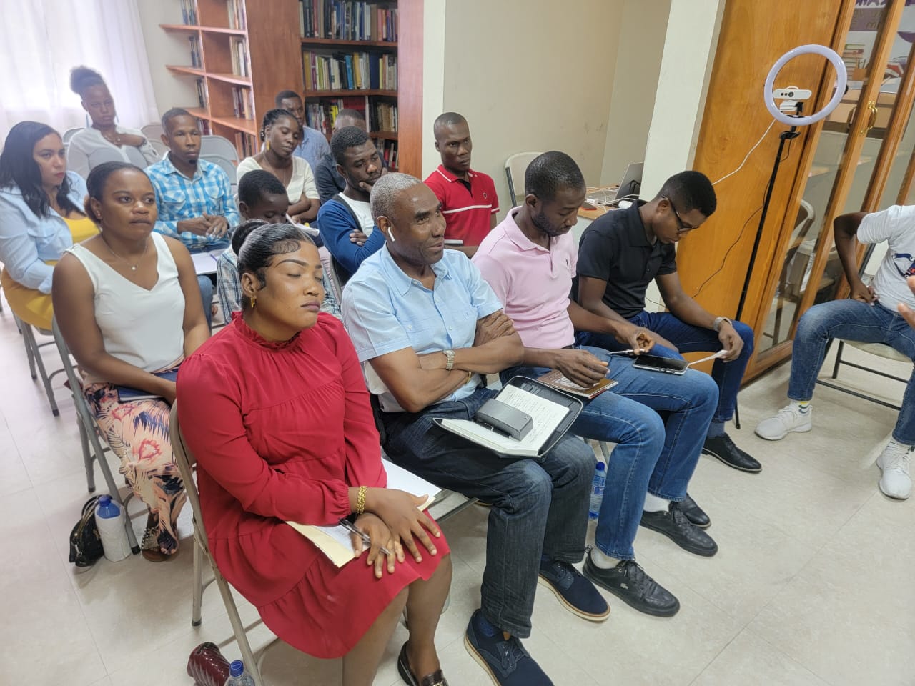 Participants prenant des notes durant un séminaire